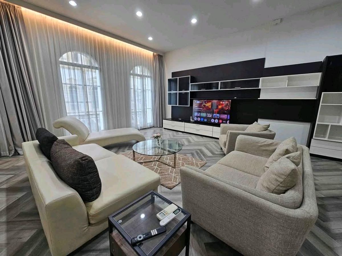 ให้เช่าทาวน์โฮมพระราม 3 สาธุประดิษฐ์ : ให้เช่า Townhouse หมู่บ้านกลางกรุงแกรนด์เวียนนา พระราม3 หน้ากว้าง 11เมตร 5 ห้องนอน 425ตรม.