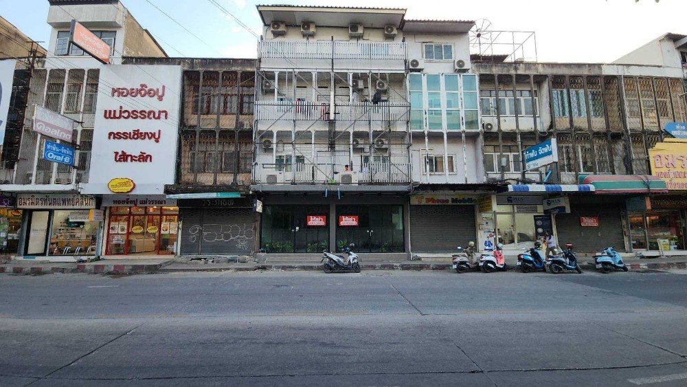 For RentShop HouseRamkhamhaeng, Hua Mak : Shophouse for rent, 2 units, only 1st floor, in front of Soi Ramkhamhaeng 24.