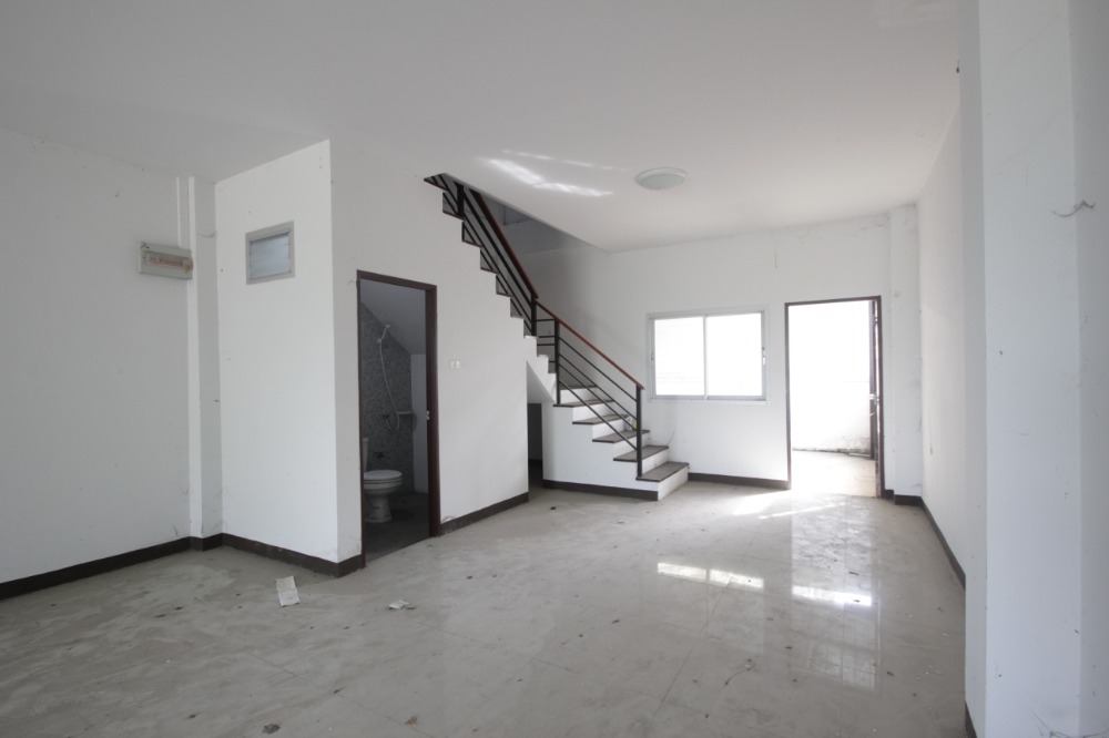 For SaleShop HouseMahachai Samut Sakhon : Commercial building, 3 rooms, Phra Pin 12, Phutthasakorn, Line 4, corner room, main road, good location for trading, office, 3 floors, 3 rooms, can be sold separately for 8.5 million.