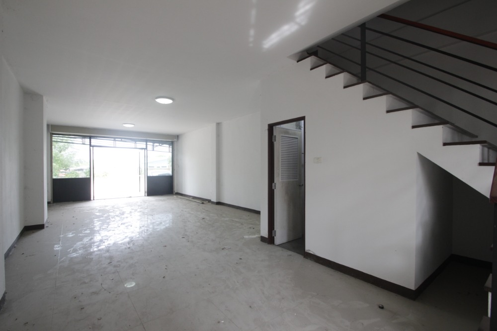 For SaleShop HouseMahachai Samut Sakhon : Commercial building, 3 rooms, Phra Pin 12, Phutthasakorn, Line 4, corner room, main road, good location for trading, office, 3 floors, 3 rooms, can be sold separately for 8.5 million.