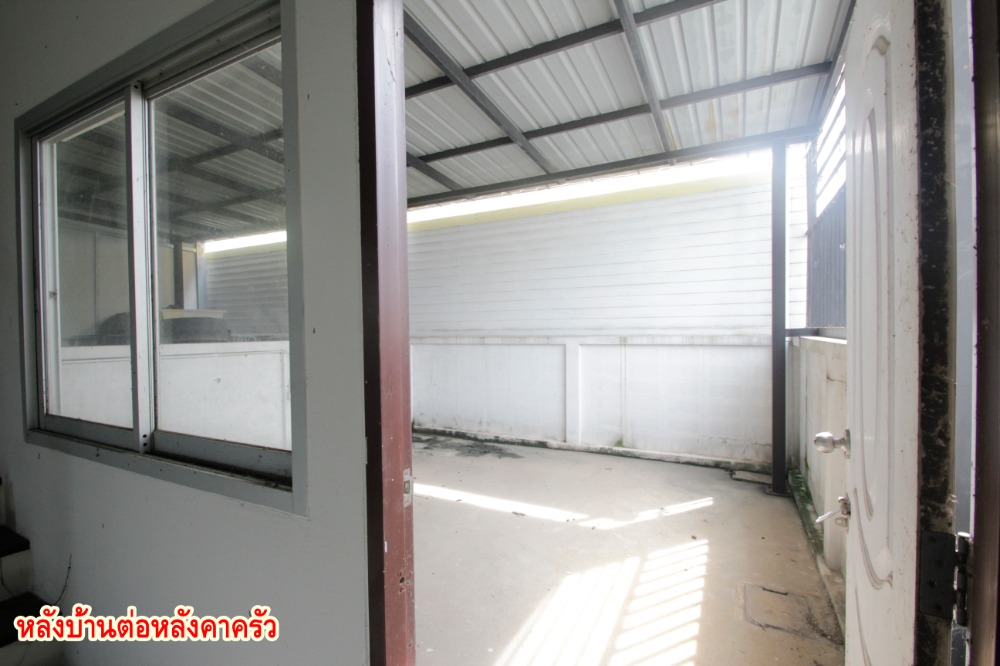 For SaleShop HouseMahachai Samut Sakhon : Commercial building, 3 rooms, Phra Pin 12, Phutthasakorn, Line 4, corner room, main road, good location for trading, office, 3 floors, 3 rooms, can be sold separately for 8.5 million.