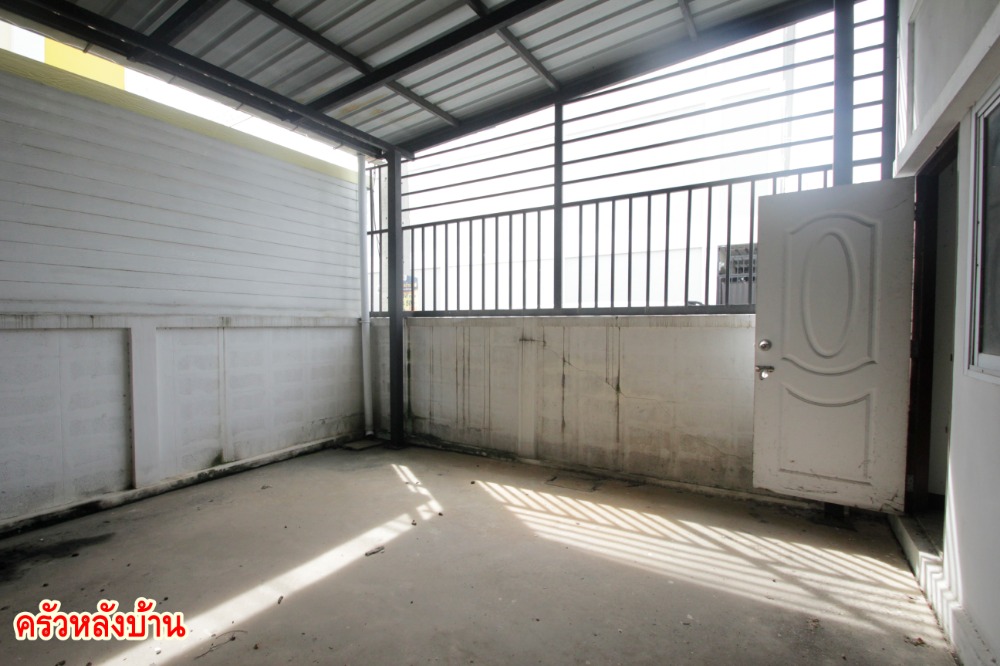 For SaleShop HouseMahachai Samut Sakhon : Commercial building, 3 rooms, Phra Pin 12, Phutthasakorn, Line 4, corner room, main road, good location for trading, office, 3 floors, 3 rooms, can be sold separately for 8.5 million.