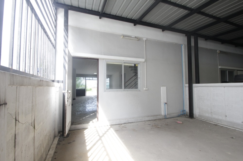 For SaleShop HouseMahachai Samut Sakhon : Commercial building, 3 rooms, Phra Pin 12, Phutthasakorn, Line 4, corner room, main road, good location for trading, office, 3 floors, 3 rooms, can be sold separately for 8.5 million.