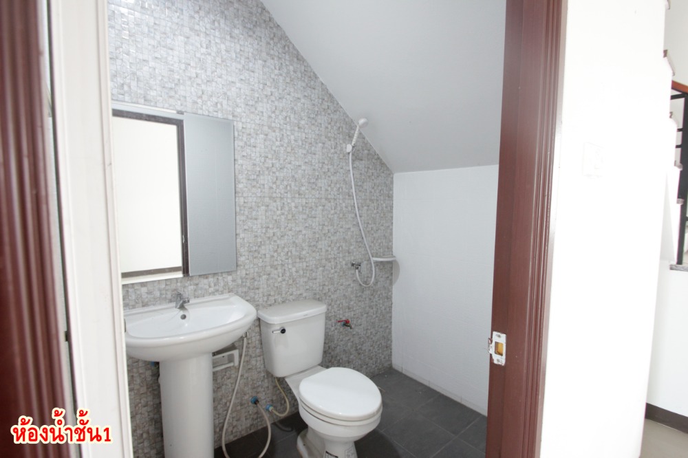 For SaleShop HouseMahachai Samut Sakhon : Commercial building, 3 rooms, Phra Pin 12, Phutthasakorn, Line 4, corner room, main road, good location for trading, office, 3 floors, 3 rooms, can be sold separately for 8.5 million.