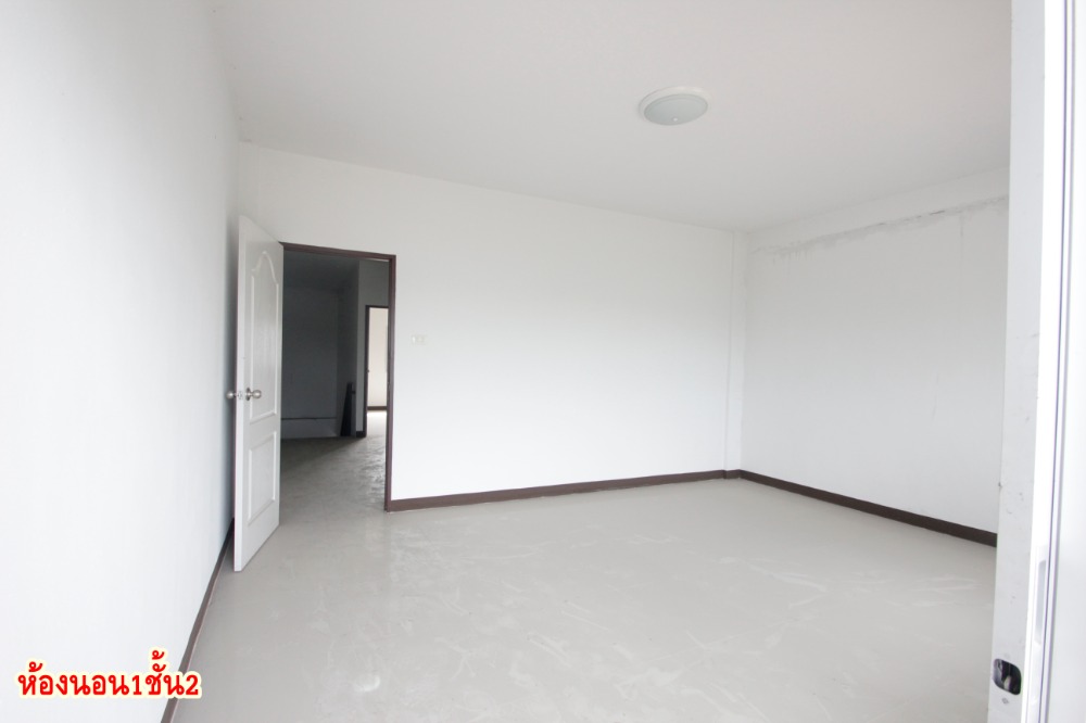 For SaleShop HouseMahachai Samut Sakhon : Commercial building, 3 rooms, Phra Pin 12, Phutthasakorn, Line 4, corner room, main road, good location for trading, office, 3 floors, 3 rooms, can be sold separately for 8.5 million.