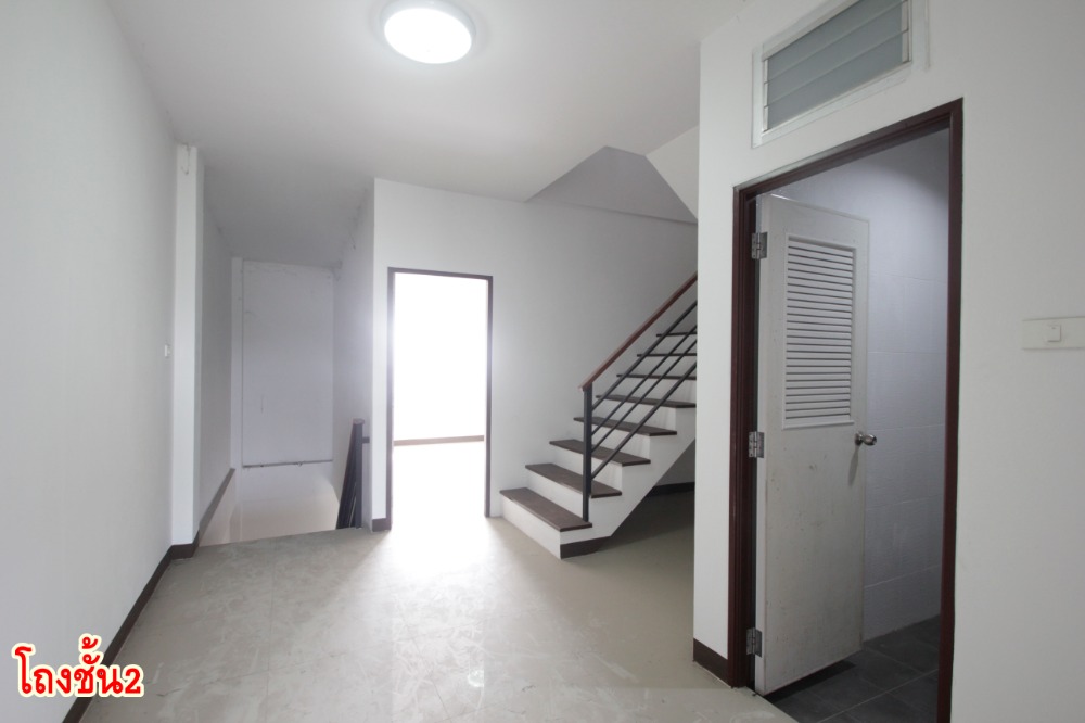 For SaleShop HouseMahachai Samut Sakhon : Commercial building, 3 rooms, Phra Pin 12, Phutthasakorn, Line 4, corner room, main road, good location for trading, office, 3 floors, 3 rooms, can be sold separately for 8.5 million.