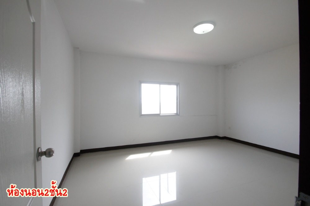 For SaleShop HouseMahachai Samut Sakhon : Commercial building, 3 rooms, Phra Pin 12, Phutthasakorn, Line 4, corner room, main road, good location for trading, office, 3 floors, 3 rooms, can be sold separately for 8.5 million.