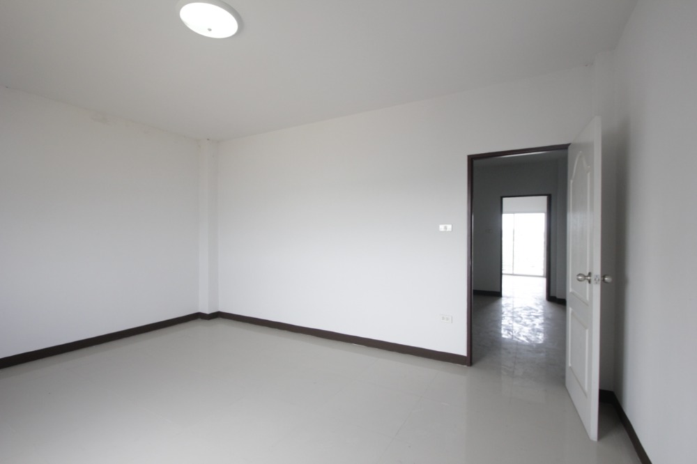 For SaleShop HouseMahachai Samut Sakhon : Commercial building, 3 rooms, Phra Pin 12, Phutthasakorn, Line 4, corner room, main road, good location for trading, office, 3 floors, 3 rooms, can be sold separately for 8.5 million.