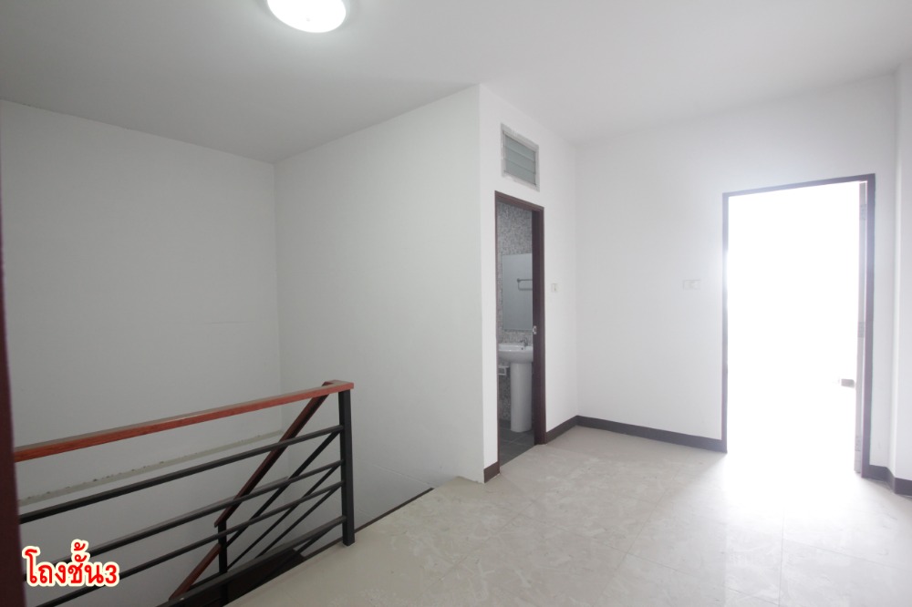 For SaleShop HouseMahachai Samut Sakhon : Commercial building, 3 rooms, Phra Pin 12, Phutthasakorn, Line 4, corner room, main road, good location for trading, office, 3 floors, 3 rooms, can be sold separately for 8.5 million.