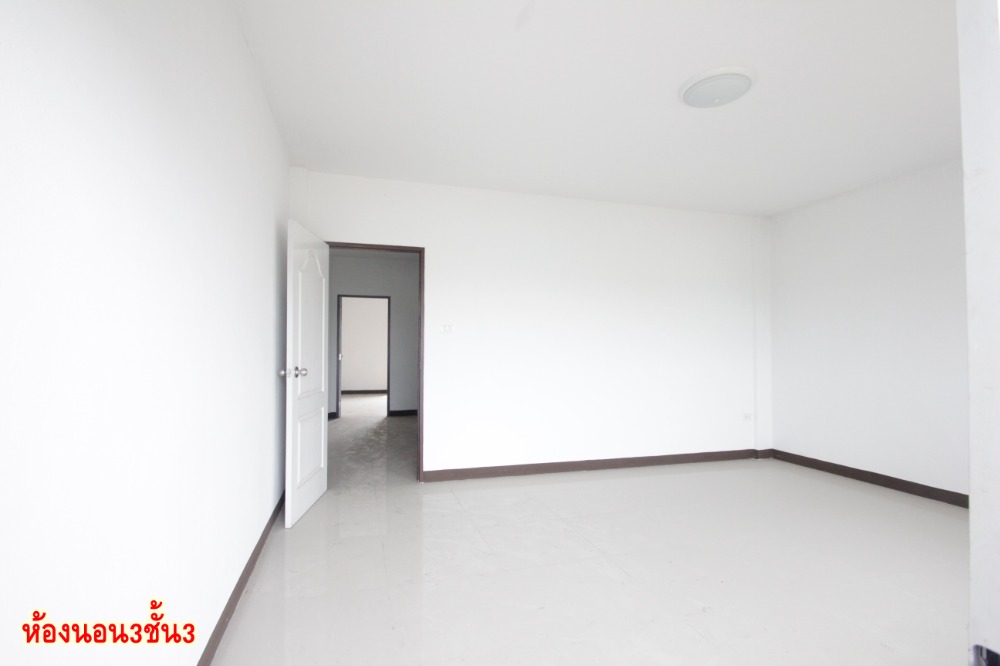 For SaleShop HouseMahachai Samut Sakhon : Commercial building, 3 rooms, Phra Pin 12, Phutthasakorn, Line 4, corner room, main road, good location for trading, office, 3 floors, 3 rooms, can be sold separately for 8.5 million.