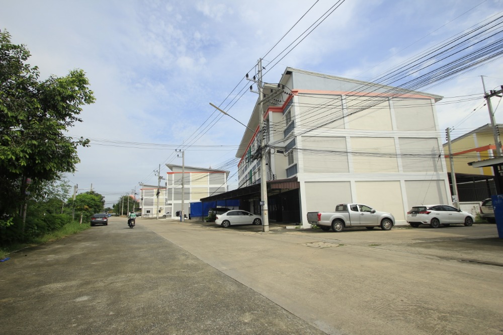 For SaleShop HouseMahachai Samut Sakhon : Commercial building, 3 rooms, Phra Pin 12, Phutthasakorn, Line 4, corner room, main road, good location for trading, office, 3 floors, 3 rooms, can be sold separately for 8.5 million.