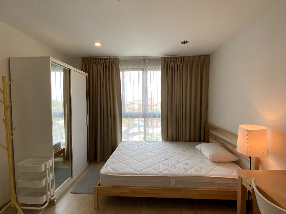 For SaleCondoThaphra, Talat Phlu, Wutthakat : Selling very cheap, studio room 21.69 sq m., 6th floor (same floor as swimming pool, fitness), Ideo Wutthakat Condo, 100 meters from BTS, only 1.79 million!! Fully furnished, free transfer fee!! Ready to move in, beautiful view, very new condition, contac
