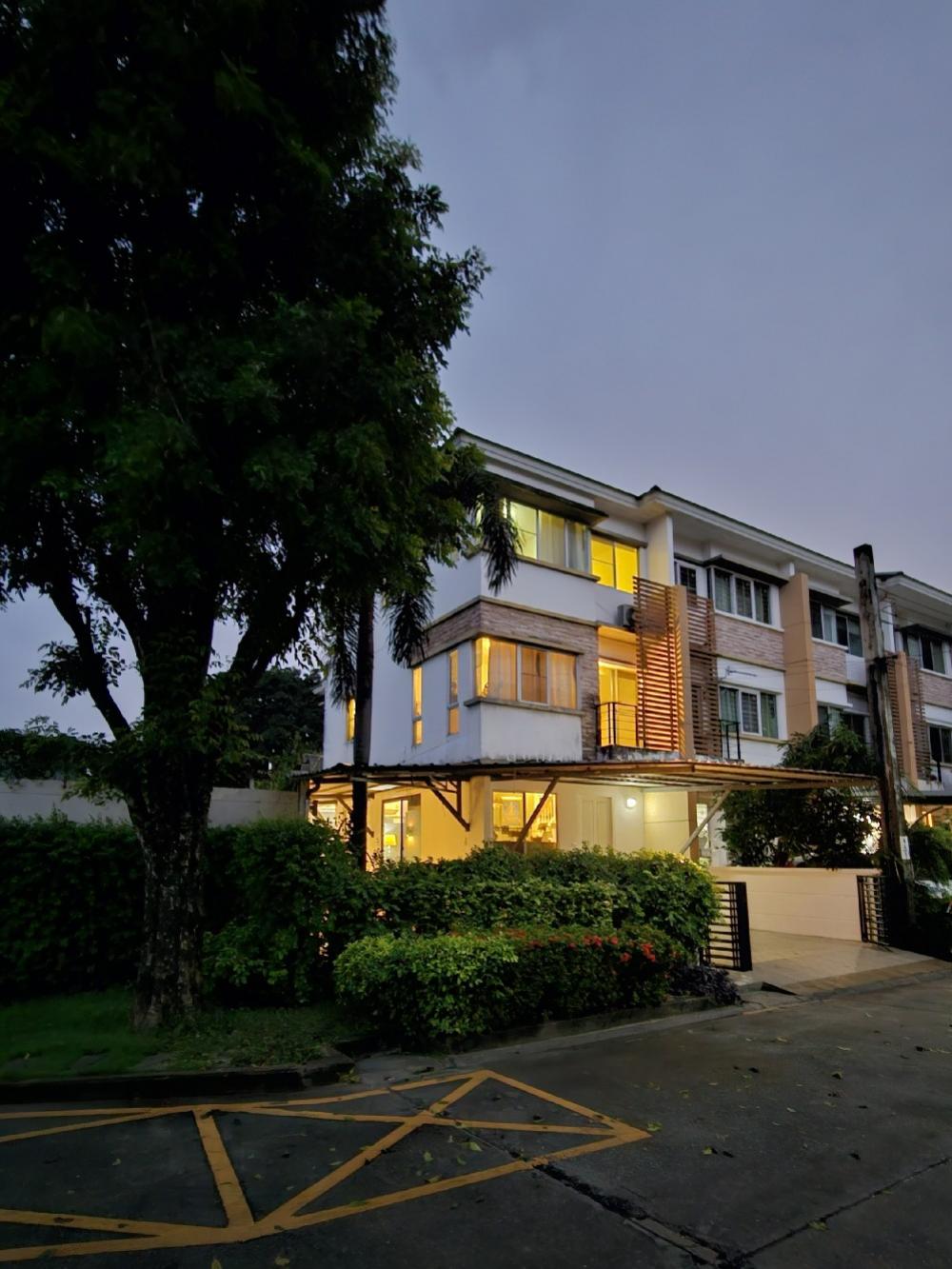 For RentTownhomeLadprao101, Happy Land, The Mall Bang Kapi : 🏠For rent Town Plus Lat Phrao 101/ 4 bedrooms, 3 bathrooms🦊🦊Small pets allowed🐶🐶 34 sq m. / usable area 155 sq m. Corner house, fully furnished, every room can be parked for 3 cars.