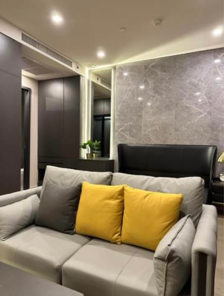 For RentCondoSukhumvit, Asoke, Thonglor : Ashton Asoke: 1 bedroom 35 sqm., 33th floor, picturesque city view, gorgeous furniture, jacuzzi ,Super great location. Walkable to Terminal 21