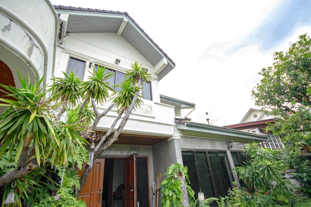For RentHousePattanakan, Srinakarin : Seri Village, Rama 9, Soi 41, Intersection 4, for rent 60,000 baht/month.