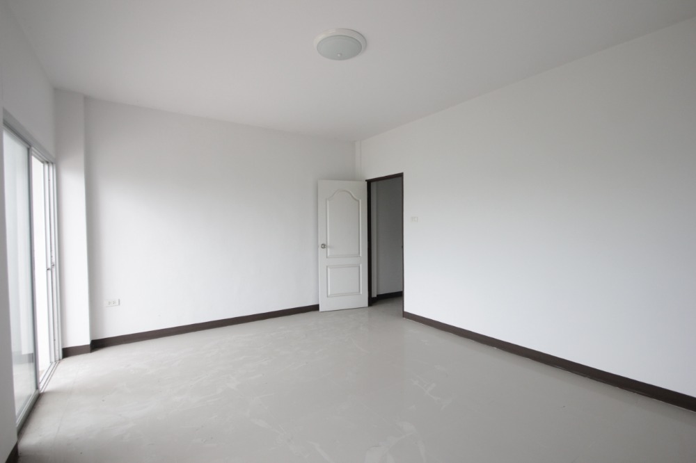 For SaleShop HouseMahachai Samut Sakhon : New Phutthasakhon Sai 4 commercial building, Phra Pin 12, trading, office, main road, 3 floors, corner room, beginning of the project, new room, never lived in (there are 3 adjacent rooms to choose from))