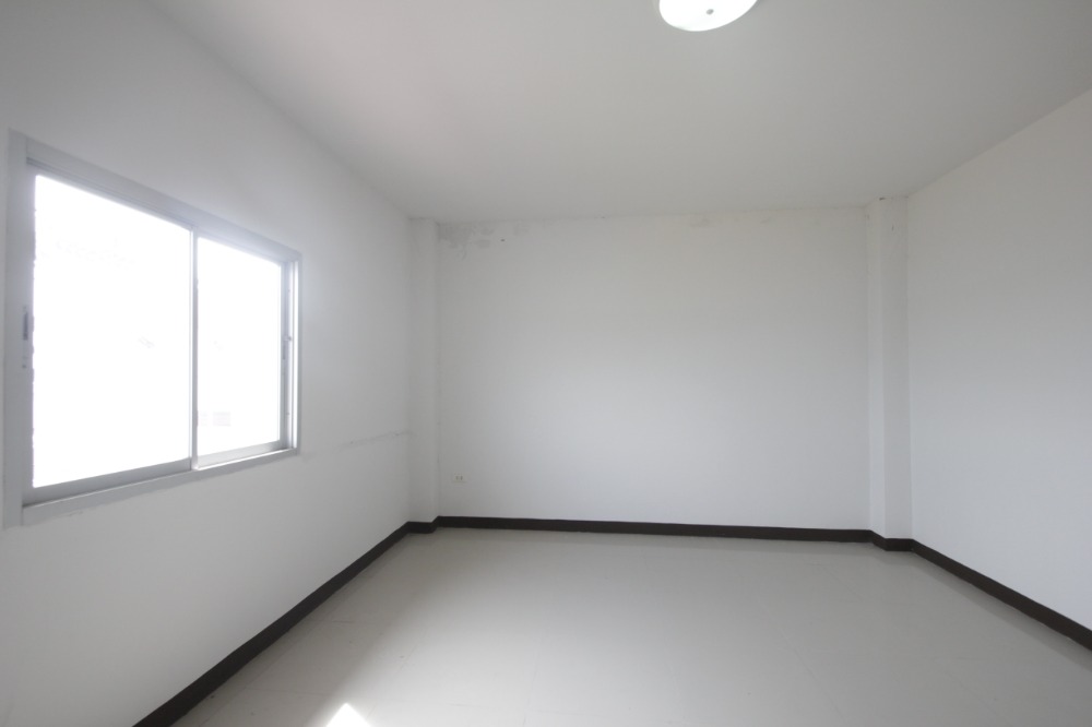 For SaleShop HouseMahachai Samut Sakhon : New Phutthasakhon Sai 4 commercial building, Phra Pin 12, trading, office, main road, 3 floors, corner room, beginning of the project, new room, never lived in (there are 3 adjacent rooms to choose from))