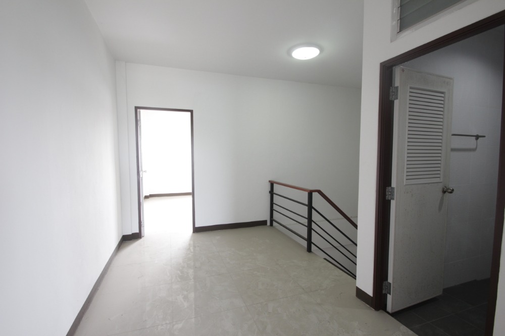 For SaleShop HouseMahachai Samut Sakhon : New Phutthasakhon Sai 4 commercial building, Phra Pin 12, trading, office, main road, 3 floors, corner room, beginning of the project, new room, never lived in (there are 3 adjacent rooms to choose from))