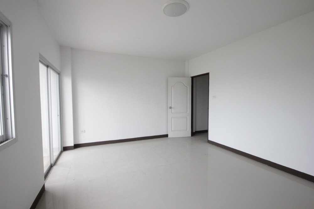 For SaleShop HouseMahachai Samut Sakhon : New Phutthasakhon Sai 4 commercial building, Phra Pin 12, trading, office, main road, 3 floors, corner room, beginning of the project, new room, never lived in (there are 3 adjacent rooms to choose from))