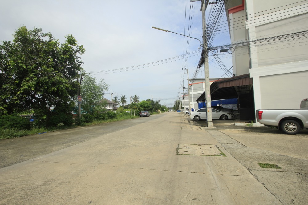 For SaleShop HouseMahachai Samut Sakhon : New Phutthasakhon Sai 4 commercial building, Phra Pin 12, trading, office, main road, 3 floors, corner room, beginning of the project, new room, never lived in (there are 3 adjacent rooms to choose from))