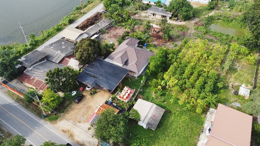 For SaleLandNakhon Pathom : Land for sale in Nakhon Pathom, Don Tum, with house, 5 rai, corner plot, near a large pond.