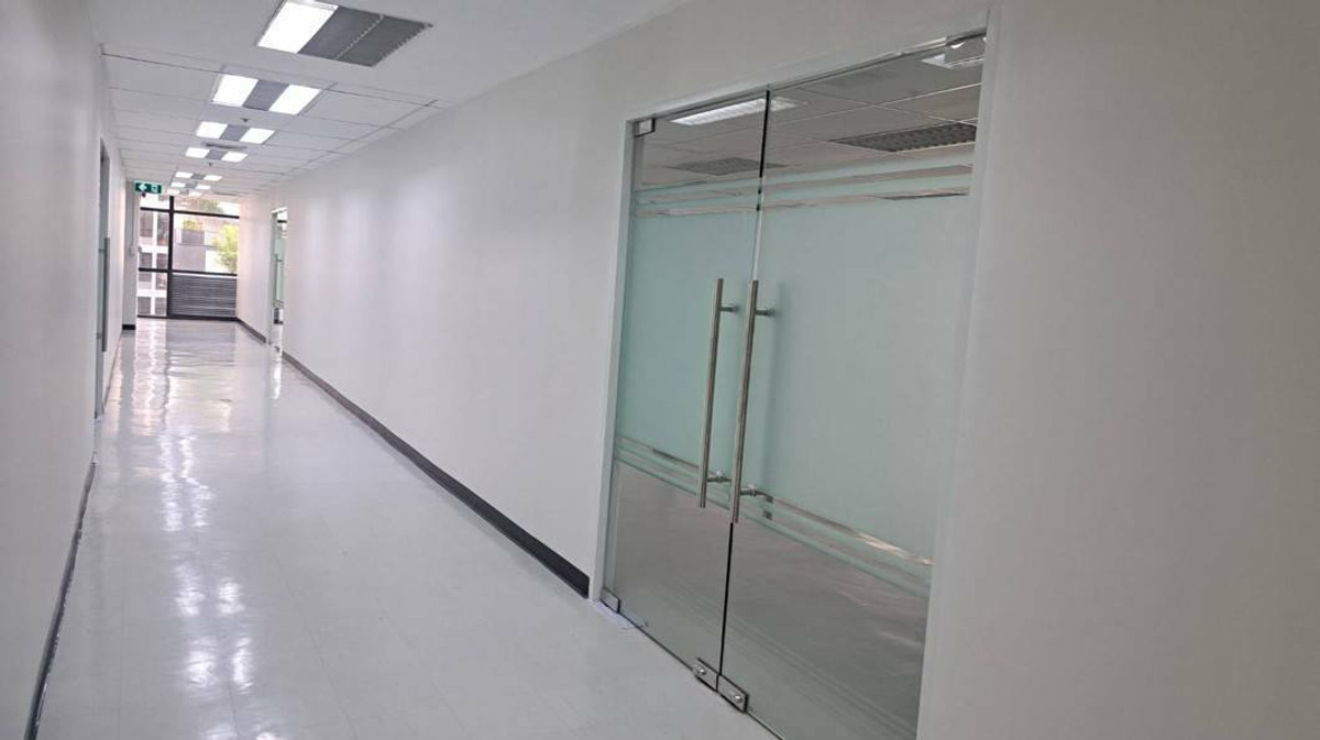 For RentOfficeRatchathewi,Phayathai : Office space for rent, Siripinyo Building, near BTS Phaya Thai and Airport Link Phaya Thai, area 145.82 sq m., for 80,201 baht / month (price 550 baht / sq m.)