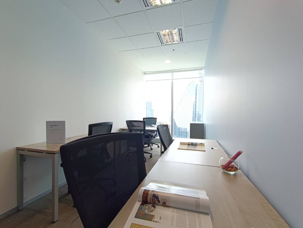 ให้เช่าสำนักงานสุขุมวิท อโศก ทองหล่อ : เซอร์วิสออฟฟิศ พื้นที่สำนักงานให้เช่า พร้อมพงษ์ Serviced Office ตกแต่งสวย พร้อมเข้าอยู่ อาคาร ภิรัช ทาวเวอร์ แอท เอ็มควอเทียร์ ( Bhiraj Tower At Emquartier Office Building ) 5 Workstations ราคาเช่า 55,590 บาท/เดือน