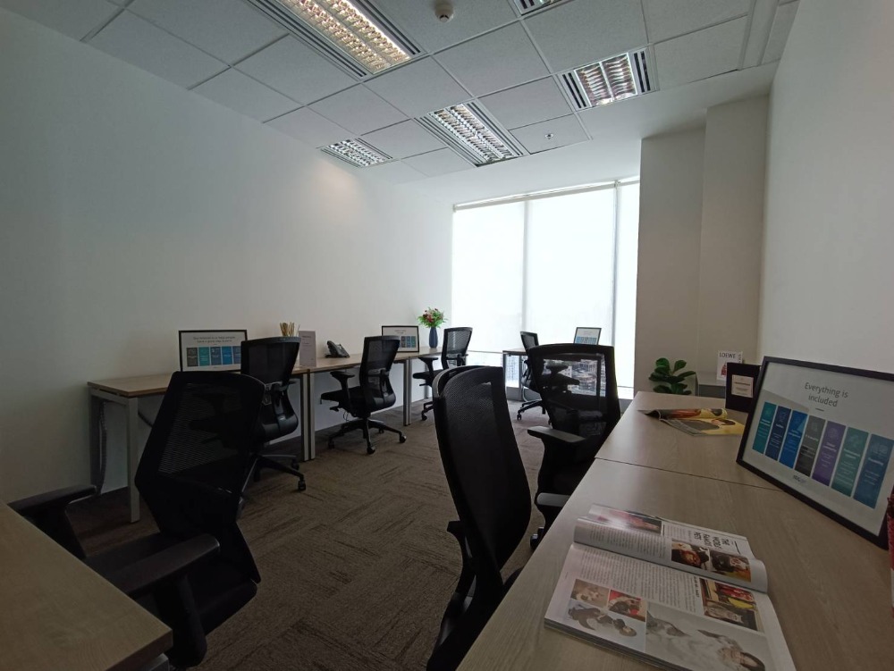 ให้เช่าสำนักงานสุขุมวิท อโศก ทองหล่อ : เซอร์วิสออฟฟิศ พื้นที่สำนักงานให้เช่า พร้อมพงษ์ Serviced Office ตกแต่งสวย พร้อมเข้าอยู่ อาคาร ภิรัช ทาวเวอร์ แอท เอ็มควอเทียร์ ( Bhiraj Tower At Emquartier Office Building ) 7 Workstations ราคาเช่า 77,790 บาท/เดือน