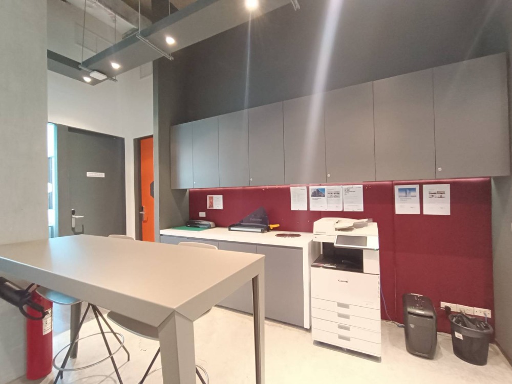 ให้เช่าสำนักงานอ่อนนุช อุดมสุข : เซอร์วิสออฟฟิศ พื้นที่สำนักงานให้เช่า พระโขนง Serviced Office ตกแต่งสวย พร้อมเข้าอยู่ อาคาร ซัมเมอร์ ฮิลล์ พระโขนง ( Summer Hills Phrakanong Office Building ) 3 Workstations ราคาเช่า 26,990 บาท ใกล้รถไฟฟ้า BTSพระโขนง