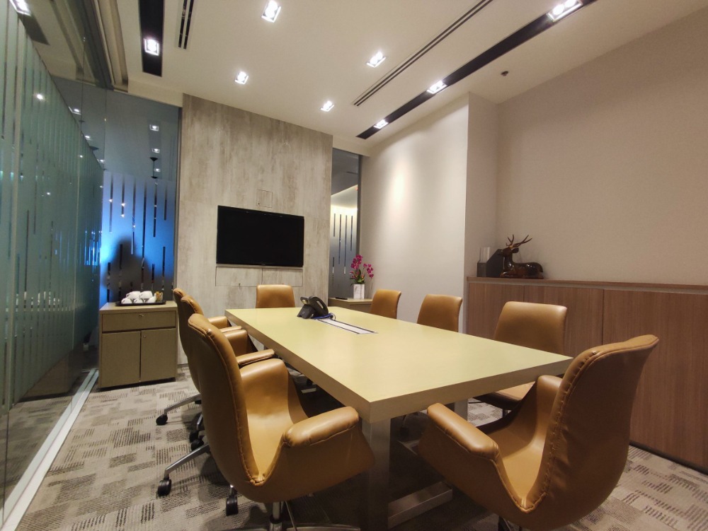 ให้เช่าสำนักงานรัชดา ห้วยขวาง : เซอร์วิสออฟฟิศ พื้นที่สำนักงานให้เช่า รัชดา Serviced Office ตกแต่งสวย พร้อมเข้าอยู่ อาคาร เอไอเอ แคปิตอล เซ็นเตอร์ - ( AIA Capital Center Building ) 3 Workstations ราคาเช่า 20,290 บาท ใกล้รถไฟฟ้าใต้ดิน MRTศูนย์วัฒนธรรม