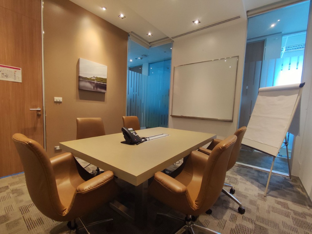 ให้เช่าสำนักงานรัชดา ห้วยขวาง : เซอร์วิสออฟฟิศ พื้นที่สำนักงานให้เช่า รัชดา Serviced Office ตกแต่งสวย พร้อมเข้าอยู่ อาคาร เอไอเอ แคปิตอล เซ็นเตอร์ - ( AIA Capital Center Building ) 3 Workstations ราคาเช่า 20,290 บาท ใกล้รถไฟฟ้าใต้ดิน MRTศูนย์วัฒนธรรม