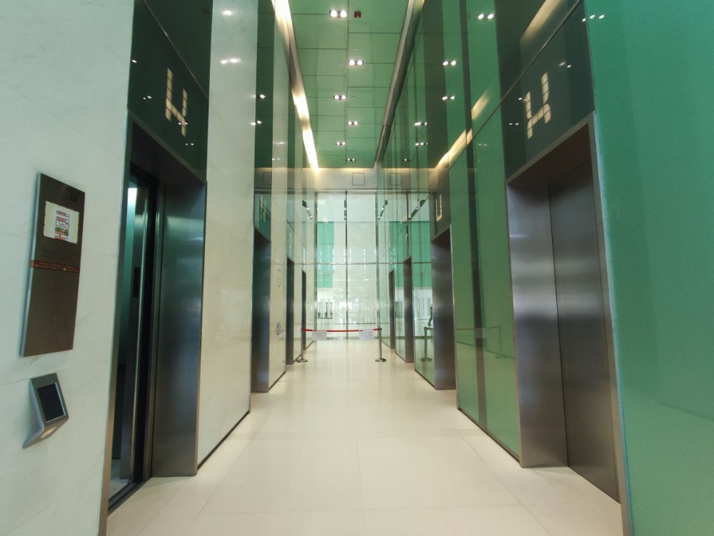 ให้เช่าสำนักงานรัชดา ห้วยขวาง : เซอร์วิสออฟฟิศ พื้นที่สำนักงานให้เช่า รัชดา Serviced Office ตกแต่งสวย พร้อมเข้าอยู่ อาคาร เอไอเอ แคปิตอล เซ็นเตอร์ - ( AIA Capital Center Building ) 3 Workstations ราคาเช่า 20,290 บาท ใกล้รถไฟฟ้าใต้ดิน MRTศูนย์วัฒนธรรม