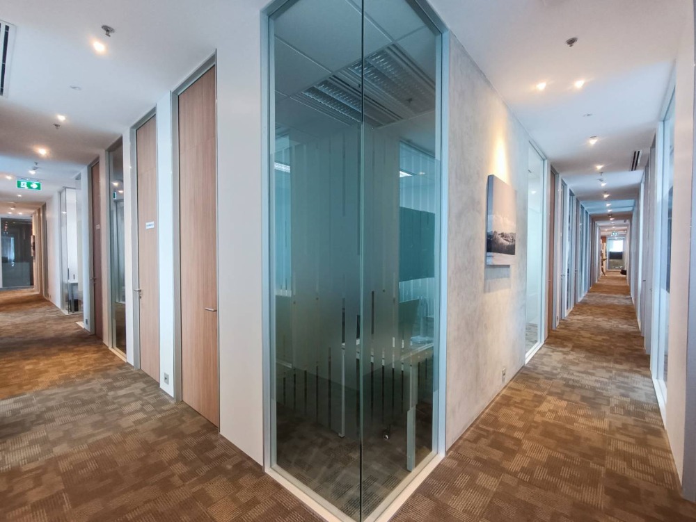 ให้เช่าสำนักงานรัชดา ห้วยขวาง : เซอร์วิสออฟฟิศ พื้นที่สำนักงานให้เช่า รัชดา Serviced Office ตกแต่งสวย พร้อมเข้าอยู่ อาคาร เอไอเอ แคปิตอล เซ็นเตอร์ - ( AIA Capital Center Building ) 1 Workstation ราคาเช่า 6,490 บาท ใกล้รถไฟฟ้าใต้ดิน MRTศูนย์วัฒนธรรม