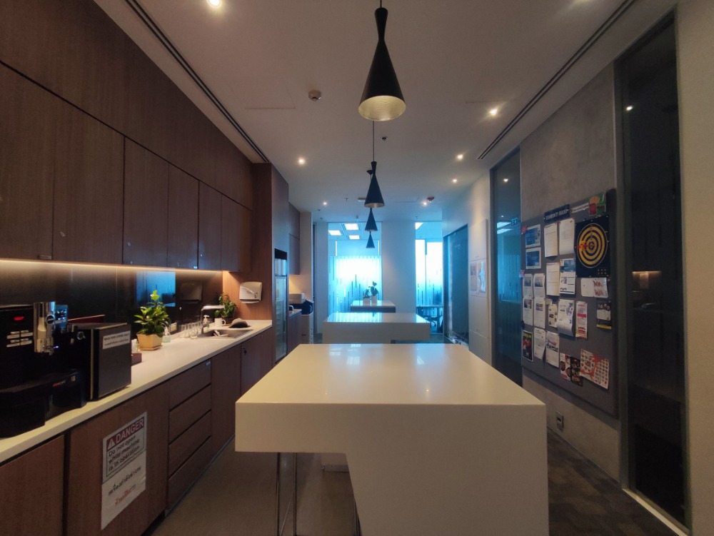 ให้เช่าสำนักงานรัชดา ห้วยขวาง : เซอร์วิสออฟฟิศ พื้นที่สำนักงานให้เช่า รัชดา Serviced Office ตกแต่งสวย พร้อมเข้าอยู่ อาคาร เอไอเอ แคปิตอล เซ็นเตอร์ - ( AIA Capital Center Building ) 1 Workstation ราคาเช่า 6,490 บาท ใกล้รถไฟฟ้าใต้ดิน MRTศูนย์วัฒนธรรม