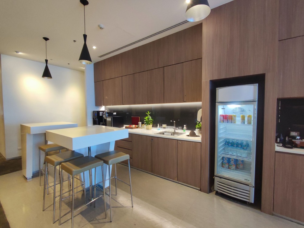 ให้เช่าสำนักงานรัชดา ห้วยขวาง : เซอร์วิสออฟฟิศ พื้นที่สำนักงานให้เช่า รัชดา Serviced Office ตกแต่งสวย พร้อมเข้าอยู่ อาคาร เอไอเอ แคปิตอล เซ็นเตอร์ - ( AIA Capital Center Building ) 1 Workstation ราคาเช่า 6,490 บาท ใกล้รถไฟฟ้าใต้ดิน MRTศูนย์วัฒนธรรม