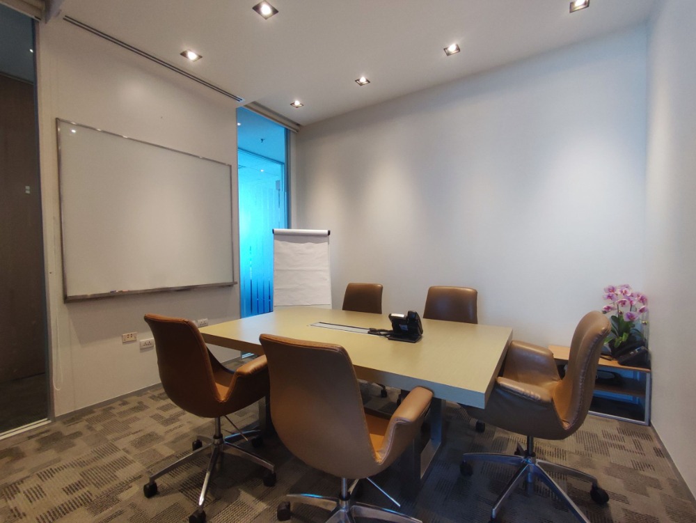 ให้เช่าสำนักงานรัชดา ห้วยขวาง : เซอร์วิสออฟฟิศ พื้นที่สำนักงานให้เช่า รัชดา Serviced Office ตกแต่งสวย พร้อมเข้าอยู่ อาคาร เอไอเอ แคปิตอล เซ็นเตอร์ - ( AIA Capital Center Building ) 1 Workstation ราคาเช่า 6,490 บาท ใกล้รถไฟฟ้าใต้ดิน MRTศูนย์วัฒนธรรม