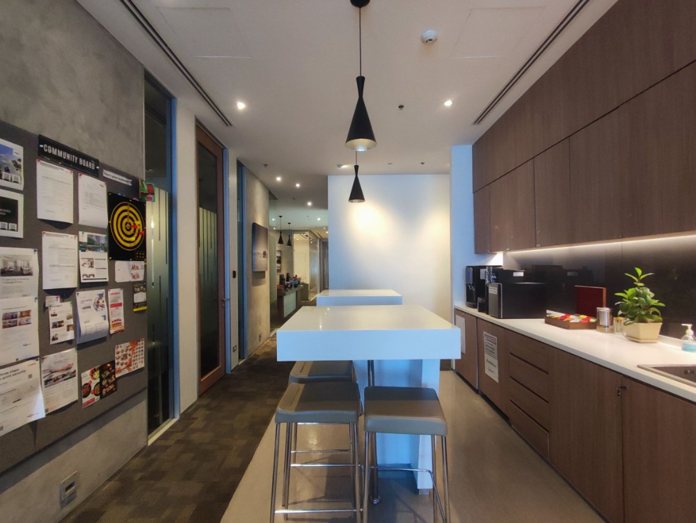 ให้เช่าสำนักงานรัชดา ห้วยขวาง : เซอร์วิสออฟฟิศ พื้นที่สำนักงานให้เช่า รัชดา Serviced Office ตกแต่งสวย พร้อมเข้าอยู่ อาคาร เอไอเอ แคปิตอล เซ็นเตอร์ - ( AIA Capital Center Building ) 1 Workstation ราคาเช่า 6,490 บาท ใกล้รถไฟฟ้าใต้ดิน MRTศูนย์วัฒนธรรม