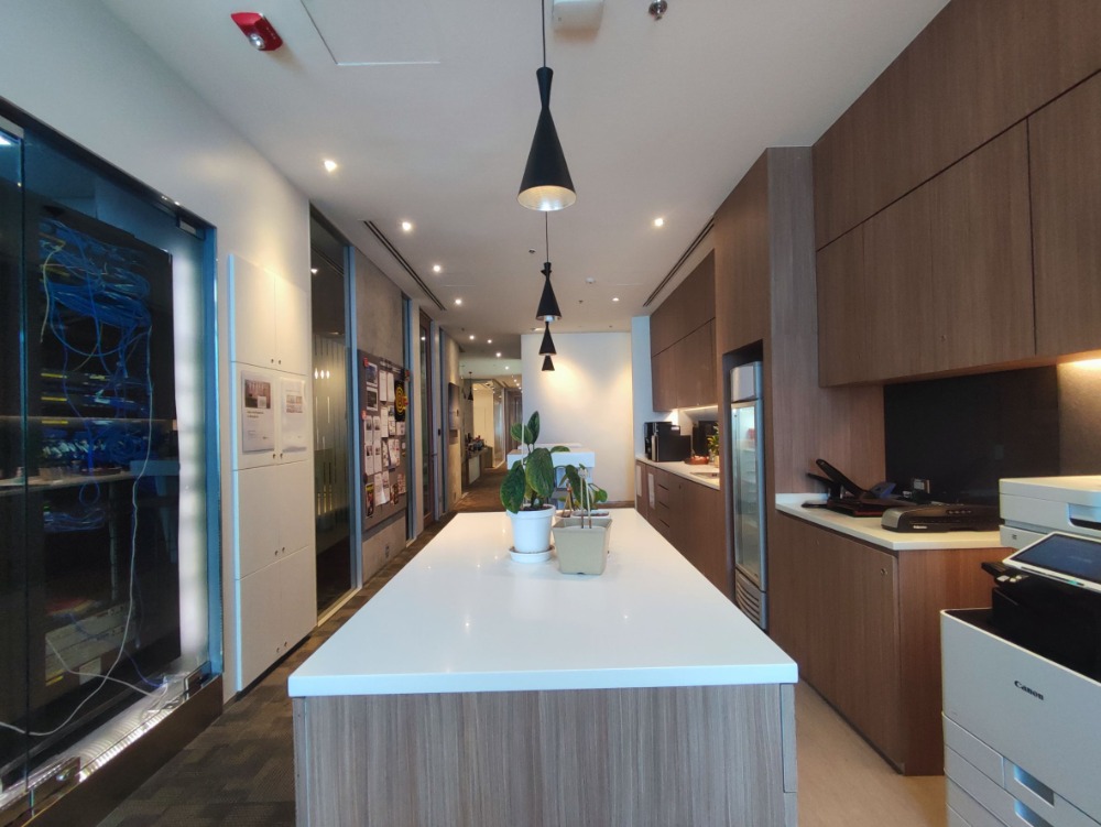 ให้เช่าสำนักงานรัชดา ห้วยขวาง : เซอร์วิสออฟฟิศ พื้นที่สำนักงานให้เช่า รัชดา Serviced Office ตกแต่งสวย พร้อมเข้าอยู่ อาคาร เอไอเอ แคปิตอล เซ็นเตอร์ - ( AIA Capital Center Building ) 1 Workstation ราคาเช่า 6,490 บาท ใกล้รถไฟฟ้าใต้ดิน MRTศูนย์วัฒนธรรม