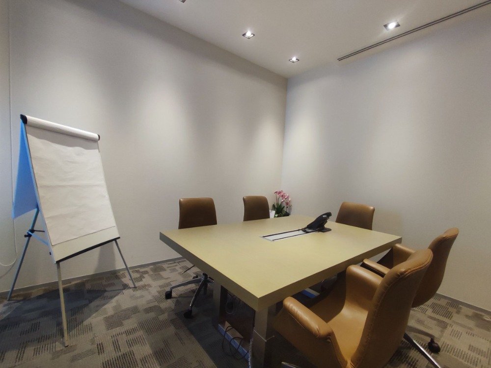 ให้เช่าสำนักงานรัชดา ห้วยขวาง : เซอร์วิสออฟฟิศ พื้นที่สำนักงานให้เช่า รัชดา Serviced Office ตกแต่งสวย พร้อมเข้าอยู่ อาคาร เอไอเอ แคปิตอล เซ็นเตอร์ - ( AIA Capital Center Building ) 4 Workstations ราคาเช่า 27,090 บาท ใกล้รถไฟฟ้าใต้ดิน MRTศูนย์วัฒนธรรม