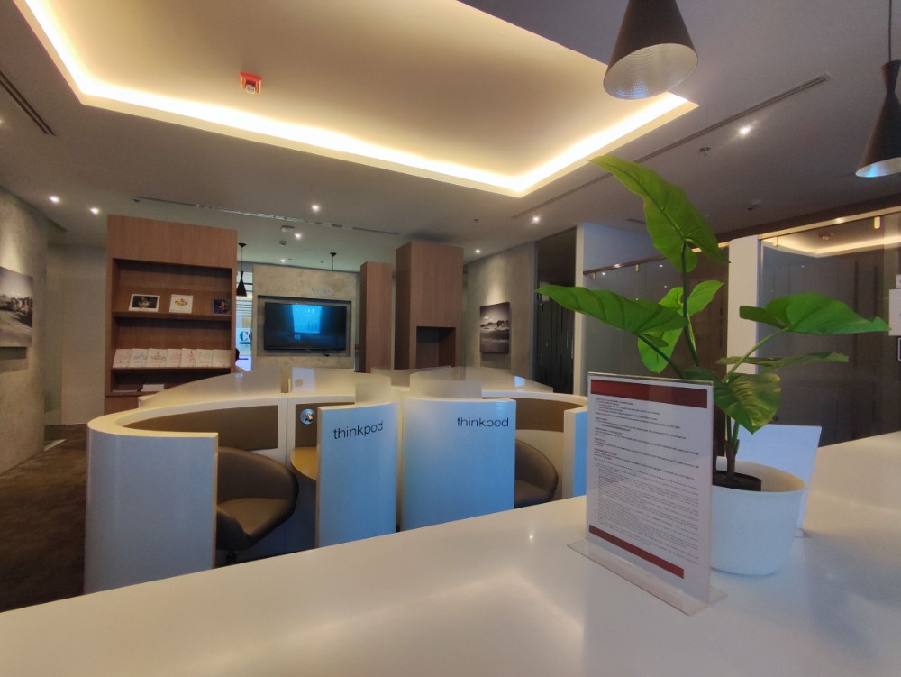 ให้เช่าสำนักงานรัชดา ห้วยขวาง : เซอร์วิสออฟฟิศ พื้นที่สำนักงานให้เช่า รัชดา Serviced Office ตกแต่งสวย พร้อมเข้าอยู่ อาคาร เอไอเอ แคปิตอล เซ็นเตอร์ - ( AIA Capital Center Building ) 4 Workstations ราคาเช่า 27,090 บาท ใกล้รถไฟฟ้าใต้ดิน MRTศูนย์วัฒนธรรม