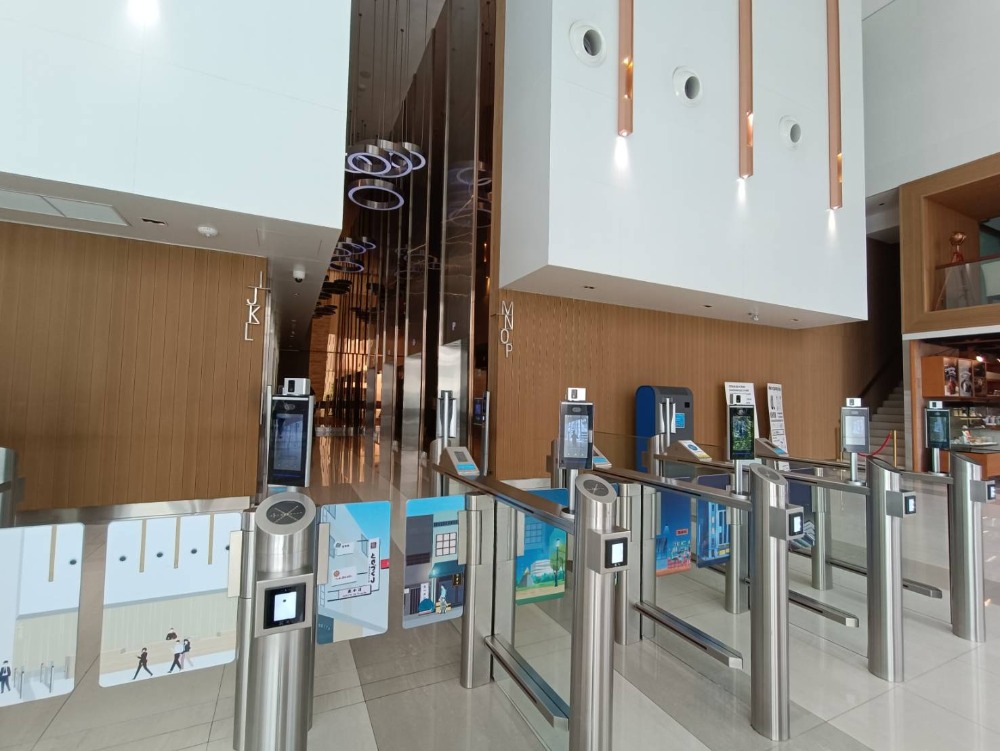 For RentOfficeSukhumvit, Asoke, Thonglor : Bangkok Office For Rent Phromphong Serviced Office Bhiraj Tower At Emquartier Office Building Fully-Furnished 4 Workstations closed to BTS Phrom Phong, Asoke, Sukhumvit Raod, Wattana, Phromphong