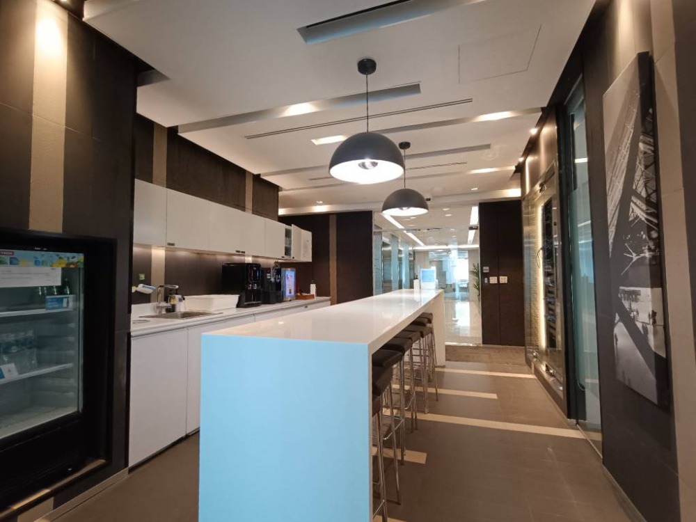 For RentOfficeSukhumvit, Asoke, Thonglor : Bangkok Office For Rent Phromphong Serviced Office Bhiraj Tower At Emquartier Office Building Fully-Furnished 4 Workstations closed to BTS Phrom Phong, Asoke, Sukhumvit Raod, Wattana, Phromphong