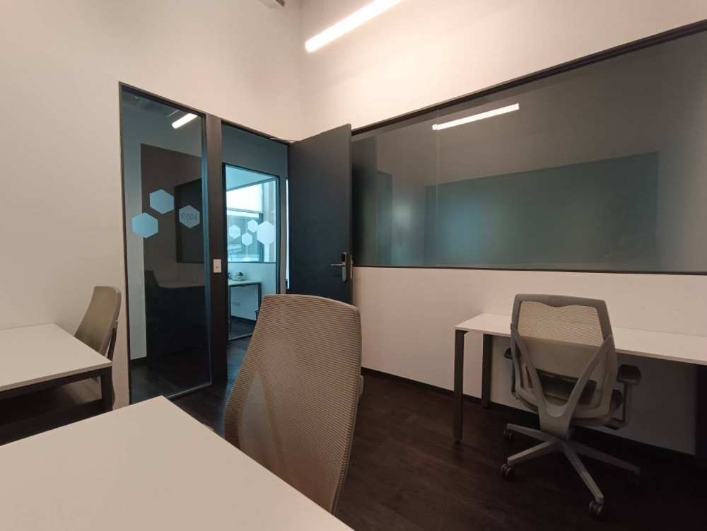 ให้เช่าสำนักงานอ่อนนุช อุดมสุข : เซอร์วิสออฟฟิศ พื้นที่สำนักงานให้เช่า พระโขนง Serviced Office ตกแต่งสวย พร้อมเข้าอยู่ อาคาร ซัมเมอร์ ฮิลล์ พระโขนง ( Summer Hills Phrakanong Office Building ) 3 Workstations ราคาเช่า 26,990 บาท ใกล้รถไฟฟ้า BTSพระโขนง