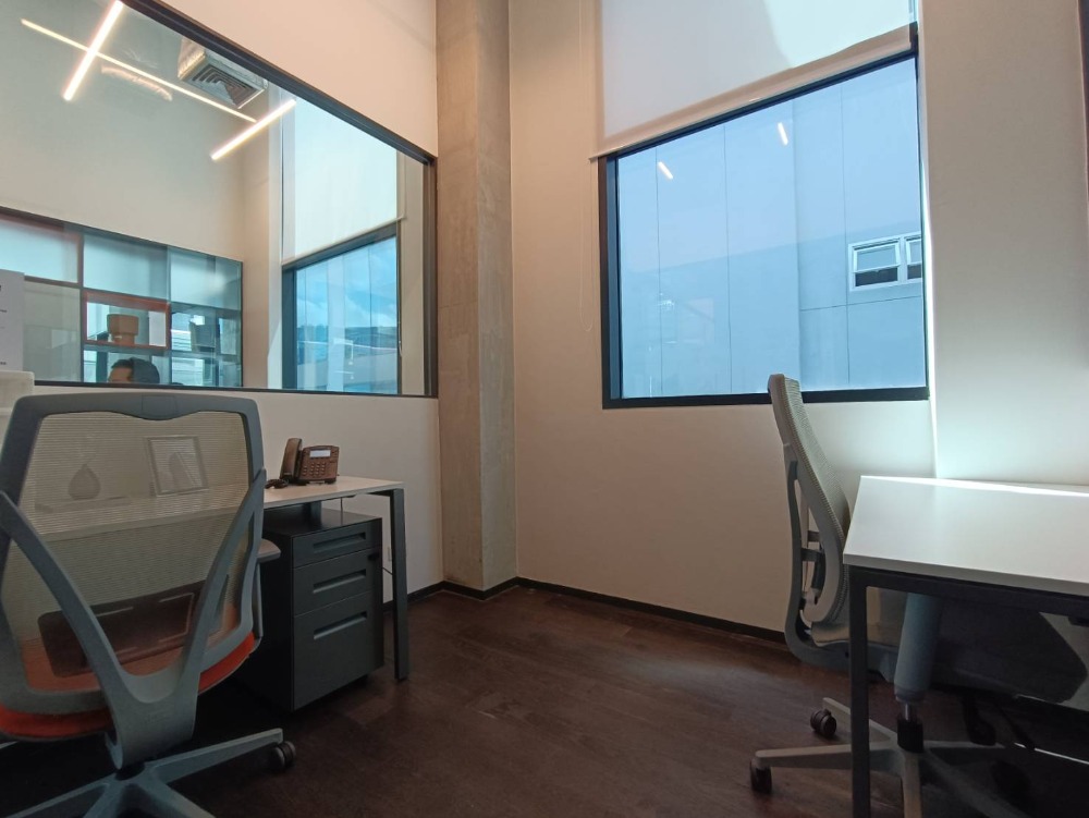 ให้เช่าสำนักงานอ่อนนุช อุดมสุข : เซอร์วิสออฟฟิศ พื้นที่สำนักงานให้เช่า พระโขนง Serviced Office ตกแต่งสวย พร้อมเข้าอยู่ อาคาร ซัมเมอร์ ฮิลล์ พระโขนง ( Summer Hills Phrakanong Office Building ) 2 Workstations ราคาเช่า 17,090 บาท ใกล้รถไฟฟ้า BTSพระโขนง