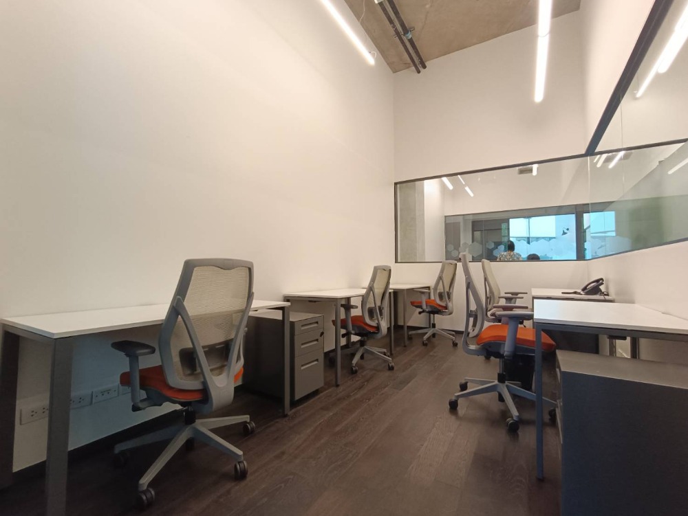 ให้เช่าสำนักงานอ่อนนุช อุดมสุข : เซอร์วิสออฟฟิศ พื้นที่สำนักงานให้เช่า พระโขนง Serviced Office ตกแต่งสวย พร้อมเข้าอยู่ อาคาร ซัมเมอร์ ฮิลล์ พระโขนง ( Summer Hills Phrakanong Office Building ) 5 Workstations ราคาเช่า 24,790 บาท ใกล้รถไฟฟ้า BTSพระโขนง