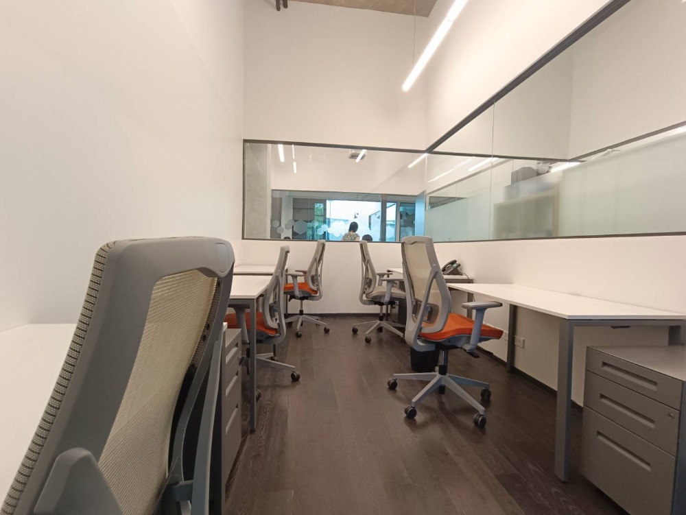 ให้เช่าสำนักงานอ่อนนุช อุดมสุข : เซอร์วิสออฟฟิศ พื้นที่สำนักงานให้เช่า พระโขนง Serviced Office ตกแต่งสวย พร้อมเข้าอยู่ อาคาร ซัมเมอร์ ฮิลล์ พระโขนง ( Summer Hills Phrakanong Office Building ) 5 Workstations ราคาเช่า 24,790 บาท ใกล้รถไฟฟ้า BTSพระโขนง