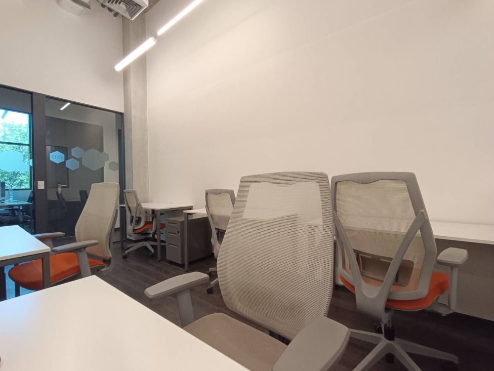 ให้เช่าสำนักงานอ่อนนุช อุดมสุข : เซอร์วิสออฟฟิศ พื้นที่สำนักงานให้เช่า พระโขนง Serviced Office ตกแต่งสวย พร้อมเข้าอยู่ อาคาร ซัมเมอร์ ฮิลล์ พระโขนง ( Summer Hills Phrakanong Office Building ) 5 Workstations ราคาเช่า 24,790 บาท ใกล้รถไฟฟ้า BTSพระโขนง