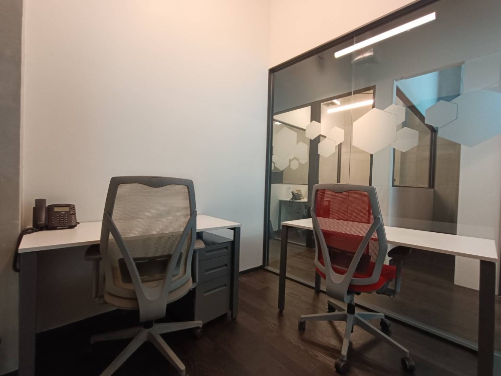 ให้เช่าสำนักงานอ่อนนุช อุดมสุข : เซอร์วิสออฟฟิศ พื้นที่สำนักงานให้เช่า พระโขนง Serviced Office ตกแต่งสวย พร้อมเข้าอยู่ อาคาร ซัมเมอร์ ฮิลล์ พระโขนง ( Summer Hills Phrakanong Office Building ) 2 Workstations ราคาเช่า 12,190 บาท ใกล้รถไฟฟ้า BTSพระโขนง