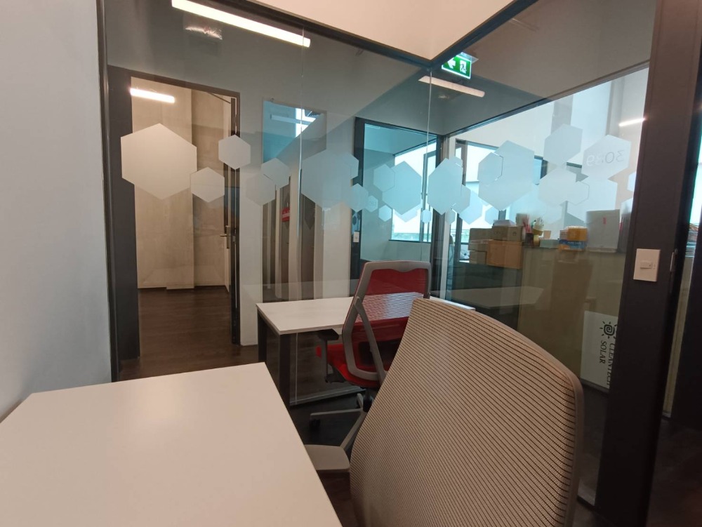 ให้เช่าสำนักงานอ่อนนุช อุดมสุข : เซอร์วิสออฟฟิศ พื้นที่สำนักงานให้เช่า พระโขนง Serviced Office ตกแต่งสวย พร้อมเข้าอยู่ อาคาร ซัมเมอร์ ฮิลล์ พระโขนง ( Summer Hills Phrakanong Office Building ) 2 Workstations ราคาเช่า 12,190 บาท ใกล้รถไฟฟ้า BTSพระโขนง