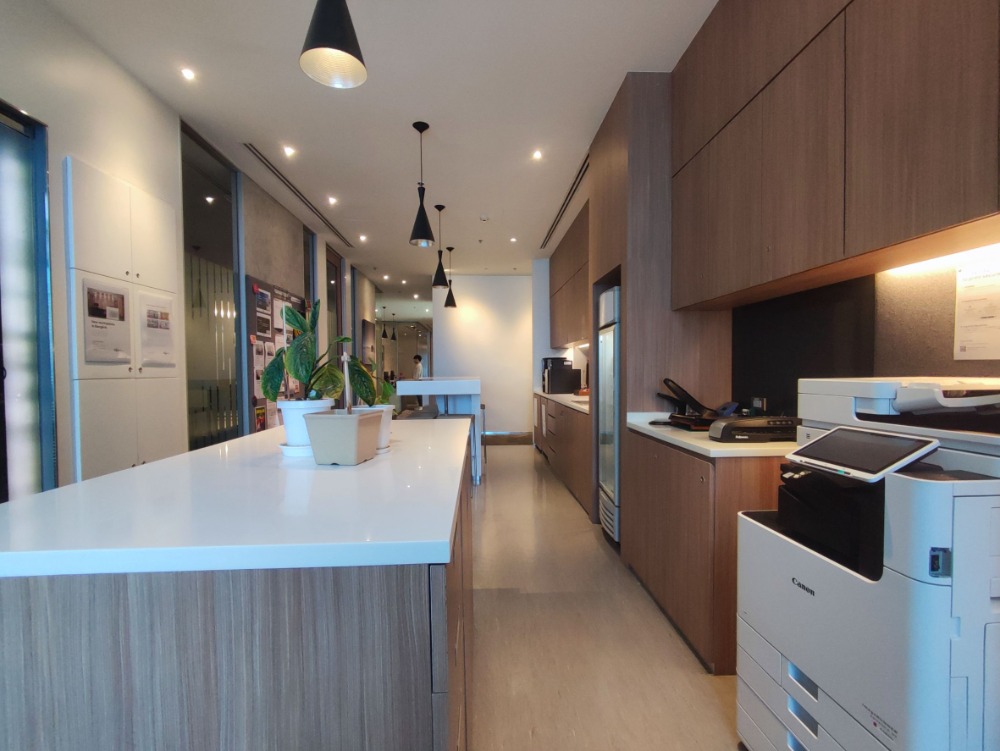 ให้เช่าสำนักงานรัชดา ห้วยขวาง : เซอร์วิสออฟฟิศ พื้นที่สำนักงานให้เช่า รัชดา Serviced Office ตกแต่งสวย พร้อมเข้าอยู่ อาคาร เอไอเอ แคปิตอล เซ็นเตอร์ - AIA Capital Center Building 4 Workstations ราคาเช่า 27,090 บาท ใกล้รถไฟฟ้าใต้ดิน MRTศูนย์วัฒนธรรม